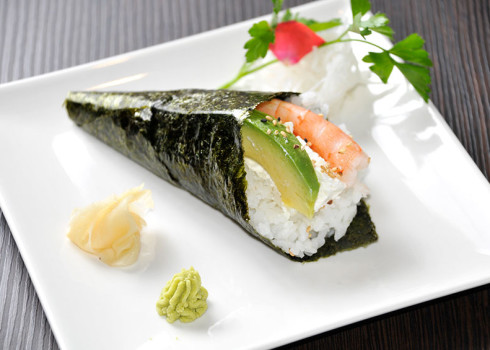 philadelphia temaki cono di alga con riso gamberi cotti e avocado