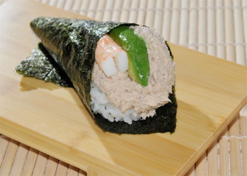 California temaki - Cono di alga con riso, salsa di tonno e avocado