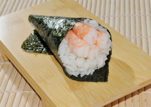 Ebi temaki - Cono di alga con riso e gamberi cotti*