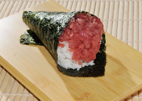 Negitoro temaki - Cono di alga con riso, tonno, cipollotti e salsa piccante