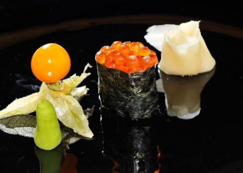Sushi nigiri ikura. Nigiri di uova di salmone
