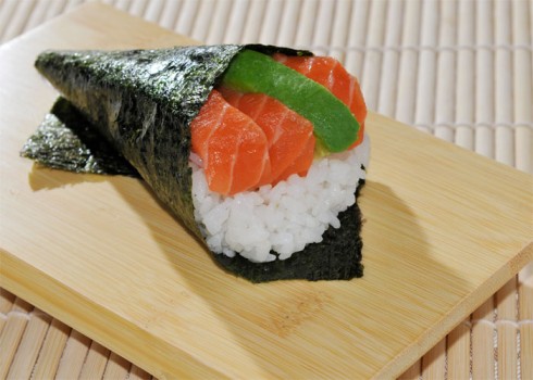 Sake temaki - Cono di alga con riso, salmone e avocado